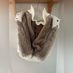 White veste with furry cap